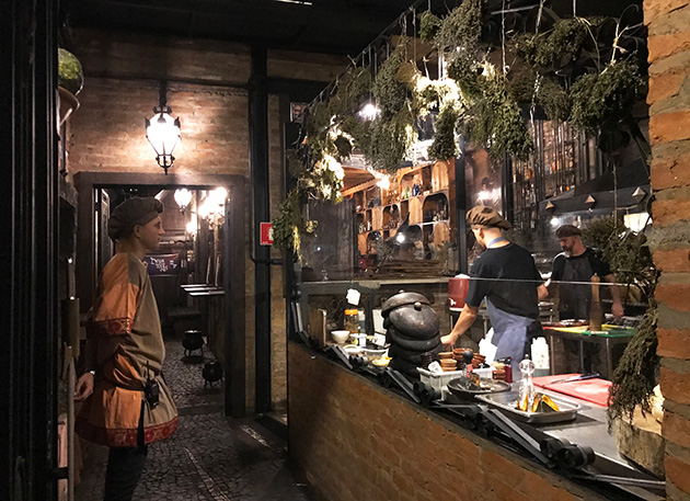 Restaurante Walfenda Medieval, na Vila Romana, em São Paulo